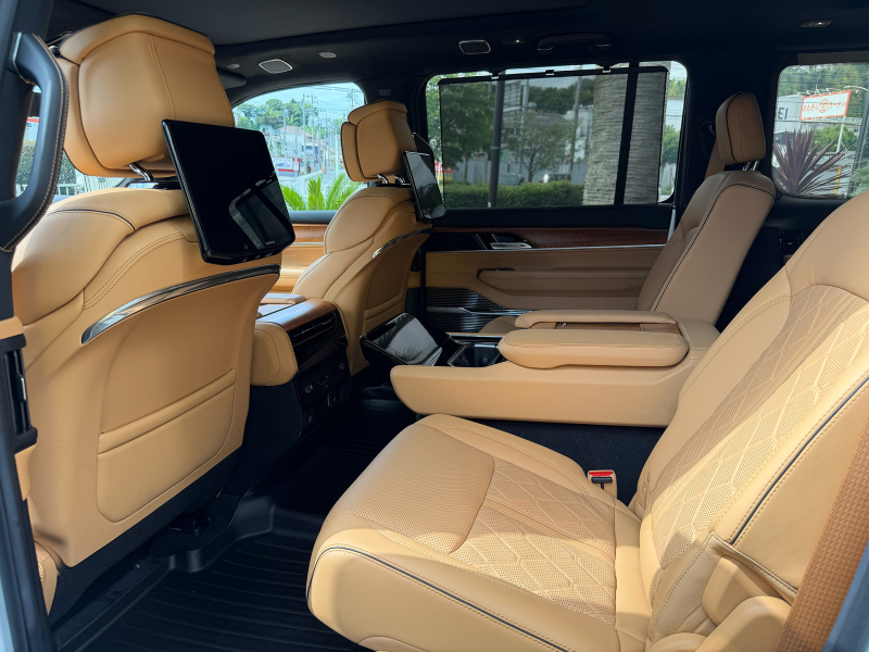 ジープ グランドワゴニア/Jeep GRAND WAGONEER SERIES III」の中古車リアシートインテリア