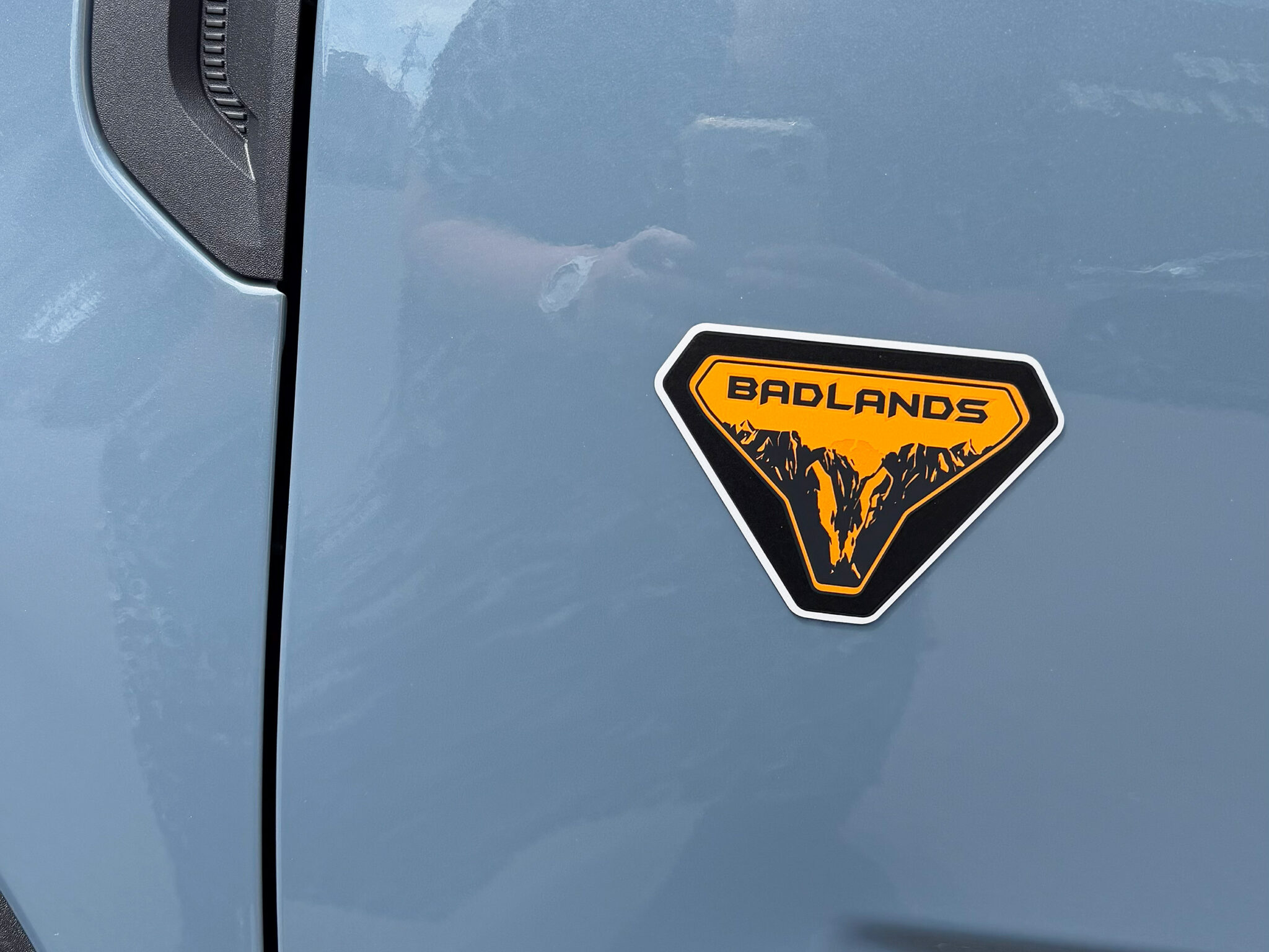 2025 フォード ブロンコスポーツ バッドランズ4×4 バッドランドエンブレム画像