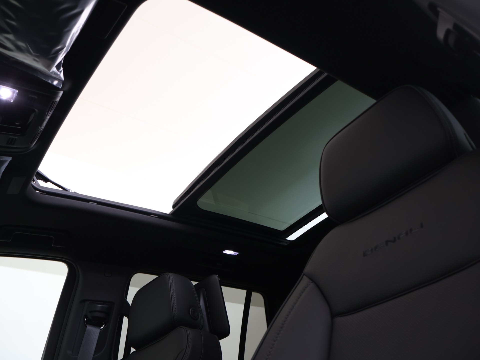 2026年 GMGユーコンデナリ 新車のパノラミックサンルーフ画像