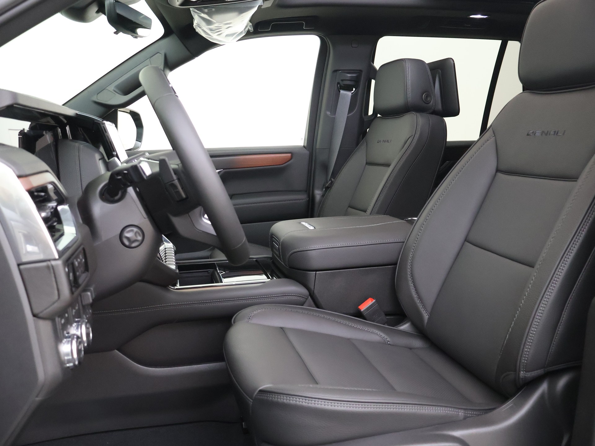 2026年 GMGユーコンデナリ 新車のフロントシート画像