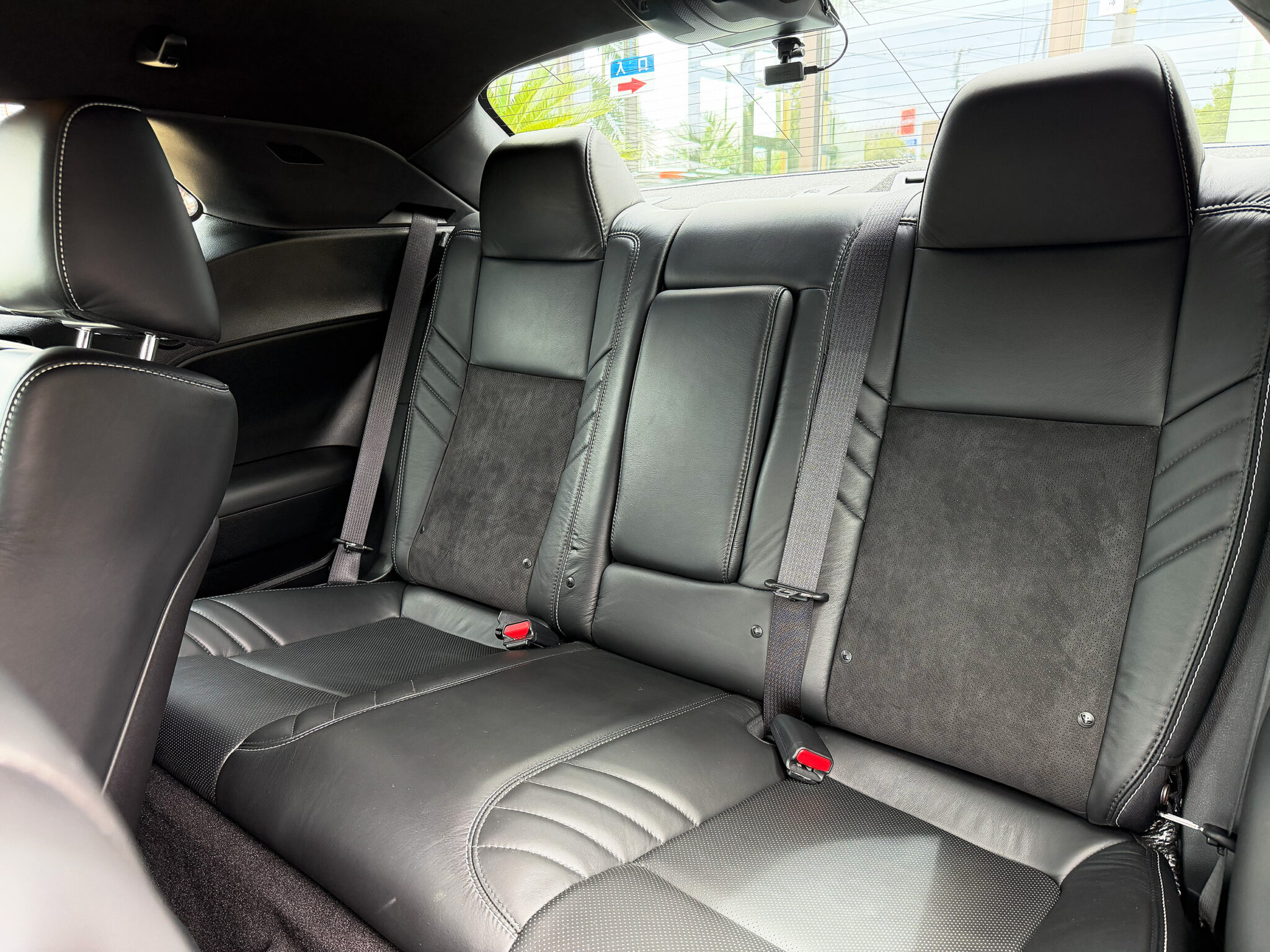 ダッジチャレンジャー ブラックゴースト ラストコール 中古車 リアシートの画像