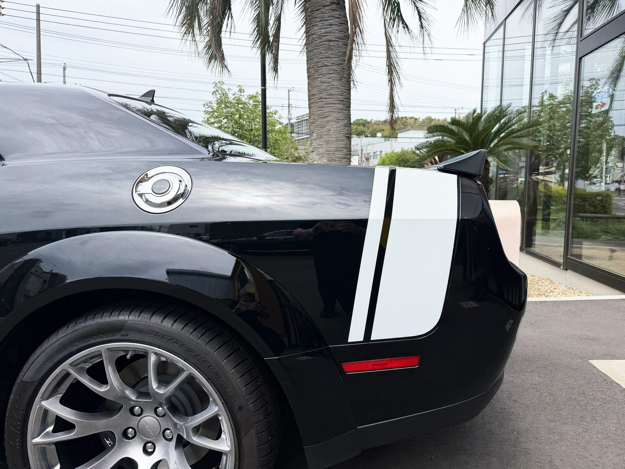 ダッジチャレンジャー ブラックゴースト ラストコール 中古車 ホワイトフェンダーグラフィックの画像